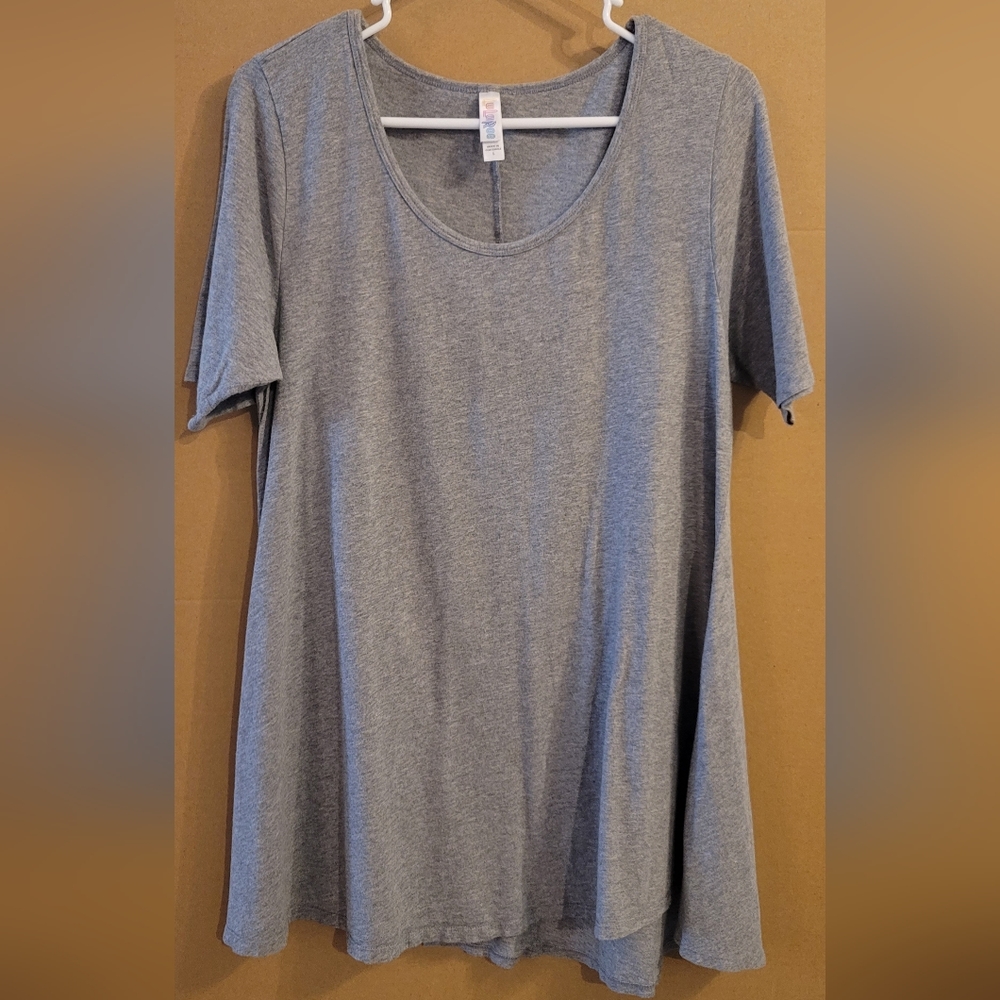 LuLaRoe Long tshirt Gray side slits for extra comfort size large t shirt